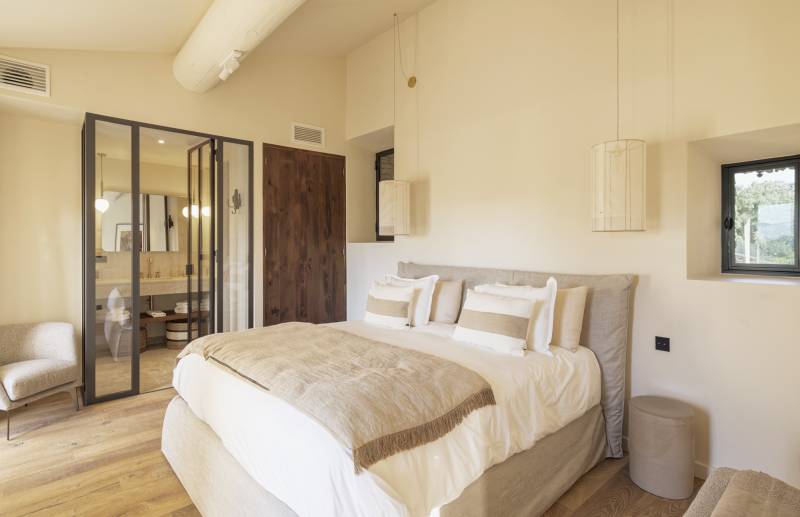 Stunning mas renovated with modernity and authentic charm, near the village of Gordes with pool and high-end amenities.