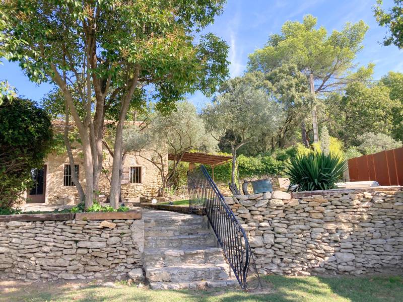 Charming stone Mazet just minutes from L’Isle-sur-la-Sorgue and the Saumane golf course with pool, garden and shaded terrace.