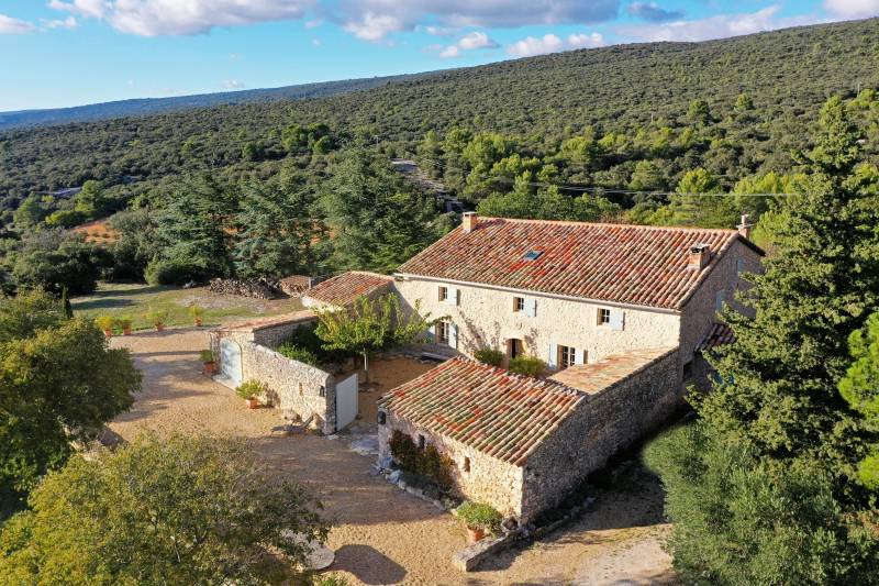 Authentic renovated sheepfold in Rustrel, surrounded by nature with large pool and views over the ochres of the Colorado Provençal.
