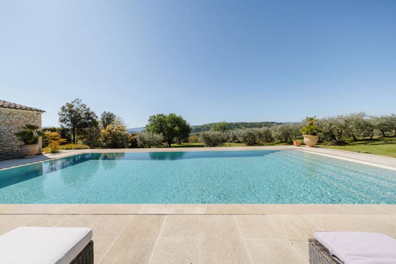 Traditional stone house with annexe, garages, swimming pool and superb views over the village of Gordes and the Luberon plain.