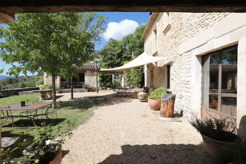 Rental of a renovated stone Mas with pool, summer kitchen and panoramic view over the village of Gordes.