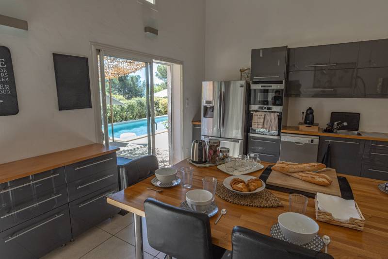 For your holiday in the Luberon, Provençal villa with five bedrooms, swimming pool, jacuzzi and table tennis, accommodating up to 13 guests.