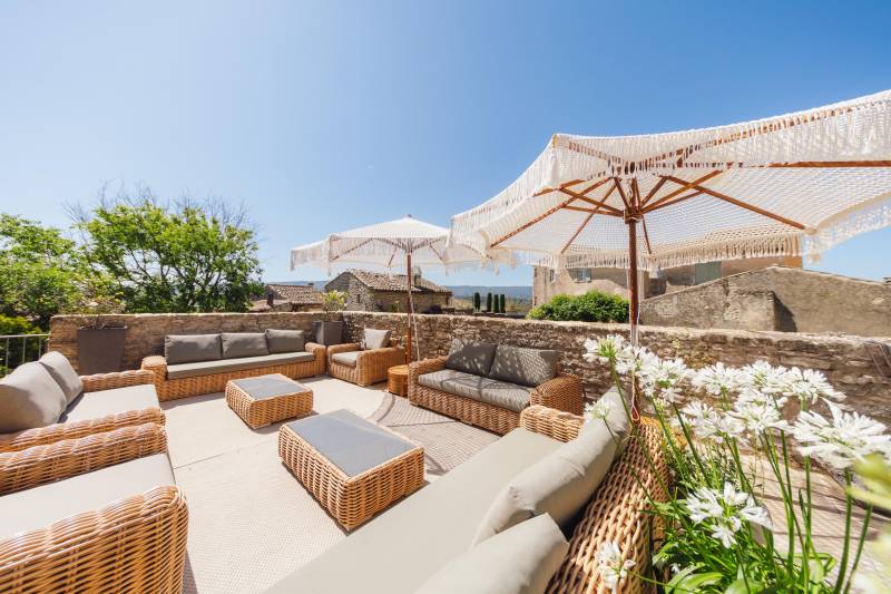 Historic Provençal castle for holiday rental in the heart of Goult for a timeless and authentic holiday.