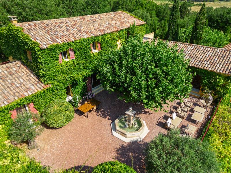For rent near Roussillon, large Provençal house with stunning views of the Luberon and the Mont Ventoux