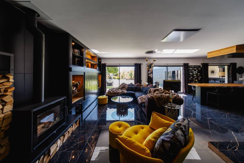 Between Gordes and Ménerbes, a remarkable and unique contemporary property in a peaceful setting, featuring a swimming pool and high-end amenities.