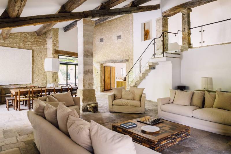 Seasonal rental between Bonnieux and Lourmarin: a luxurious Mas with pool and tennis court nestled in unspoilt nature.