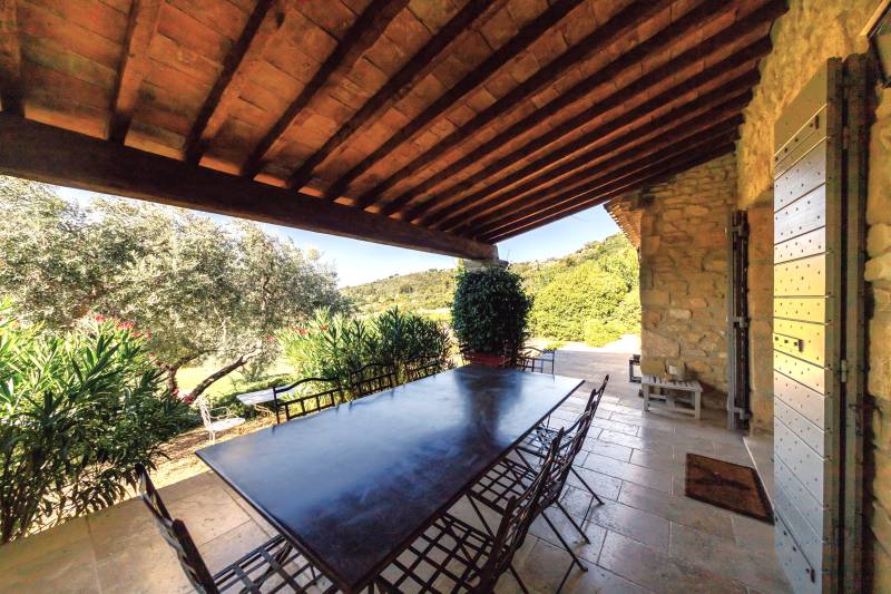 Seasonal rental of a Provençal family stone house with swimming pool, facing the Luberon and with views of the village of Gordes.