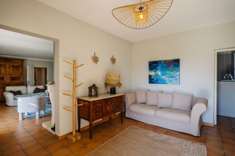 Exclusive, perfectly restored house with swimming pool, well-kept garden, and views of the Luberon in a residential neighborhood.