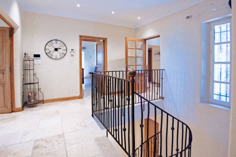 Charming stone house 10 minutes’ walk from Gordes with pool and panoramic view over the Luberon valley.