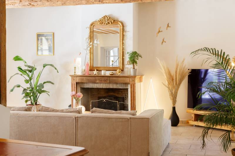 Carefully restored Provençal farmhouse in Maubec with pool, Mediterranean garden, Luberon view and walking access to the village.