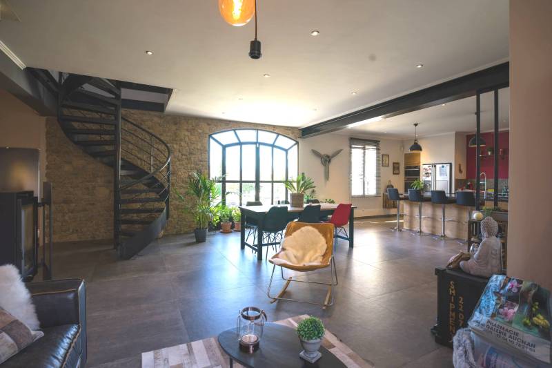 For sale in Roussillon, in the heart of the Luberon, contemporary villa with swimming pool and beautiful views.