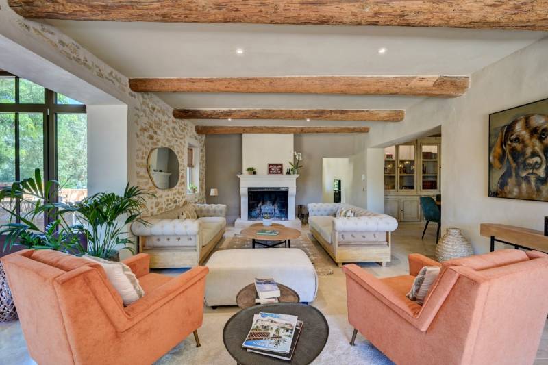 For sale: renovated country house and farmhouse with outbuildings, on over 4.3 hectares, near Roussillon and Bonnieux.