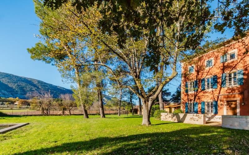 For sale: 18th-century mansion in need of restoration on 1.6 hectares of south-facing land near Oppède in the heart of the Luberon.
