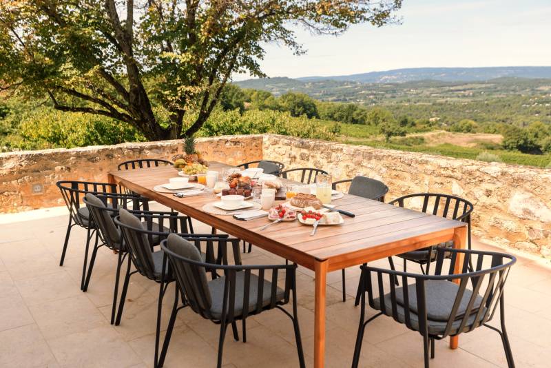 For rent in the countryside of Bonnieux, superb renovated hamlet with swimming pool, high-end amenities and panoramic views.