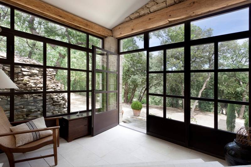 For rent in Gordes, elegant stone property with swimming pool, tennis court and multisport ground within walking distance of the village.