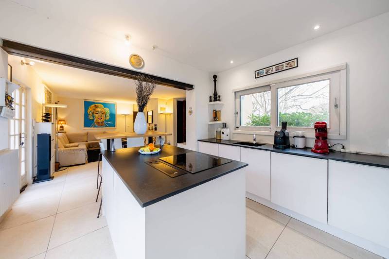 For sale in Isle-sur-la-Sorgue, charming renovated villa with fireplace and swimming pool in a quiet location on the outskirts of town.