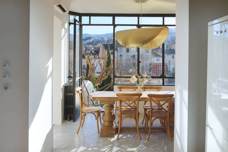 For sale: a charming, light-filled property in the heart of Apt, featuring an exceptional house with a swimming pool.