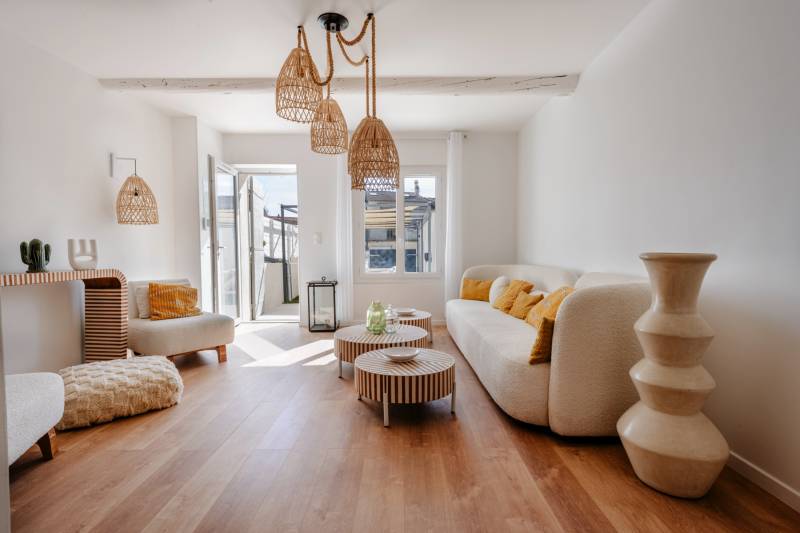 Light-filled living room blending authenticity and modernity. Wood flooring and refined decor for a warm, cozy atmosphere