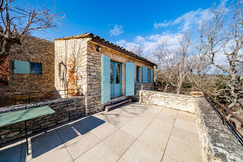 Close to Gordes, property of approximately 2 hectares planted with century-old oak trees offering panoramic views of the Luberon plain.