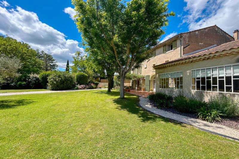 This historic 1850 farmhouse, located by the Canal de Provence, features 386 m² of living space across three levels, a converted barn, and a veranda. Surrounded by a lush garden and an infinity pool, it offers great potential for family living or guest ac