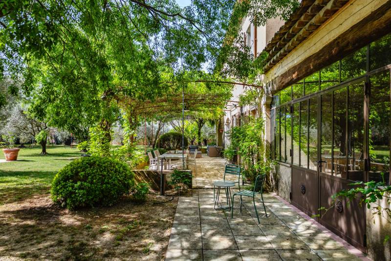 Located between Carpentras and Mont Ventoux, this charming country house is the ideal family home or the perfect vacation home.