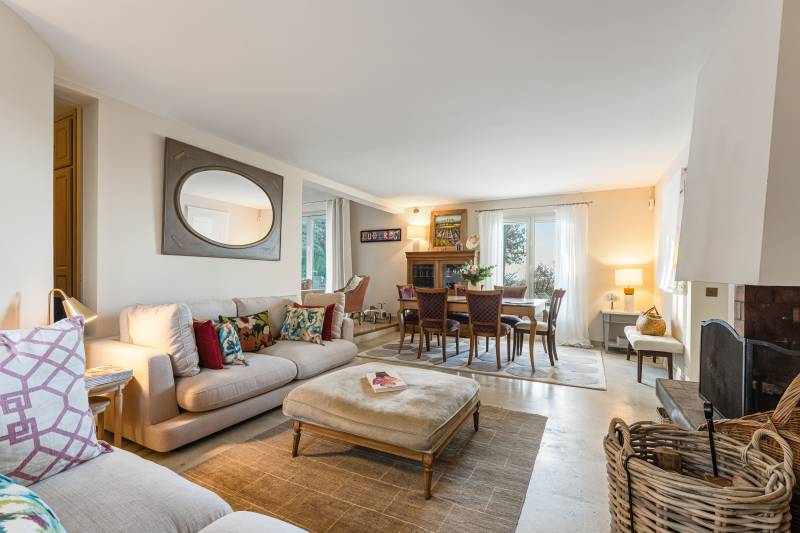 For rent just minutes from Gordes, in the heart of a Mediterranean pine forest, contemporary home with views and swimming pool.