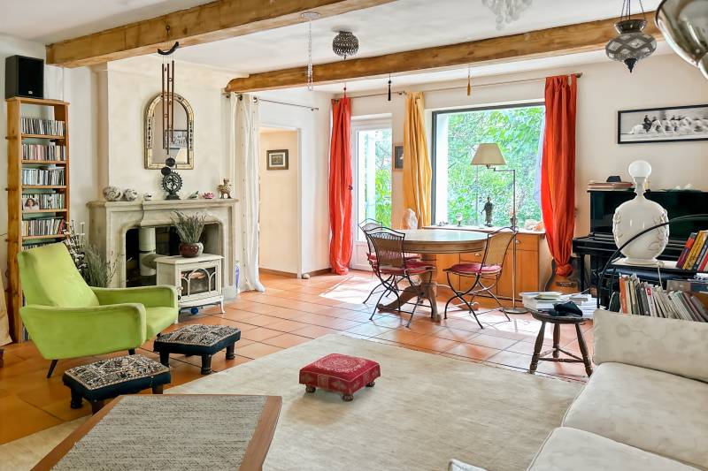 In L’Isle-sur-la-Sorgue, Saint-Antoine neighborhood, a renovated historic home on 2500 m² for sale, featuring a separate guesthouse, a shared swimming pool, and unobstructed views.