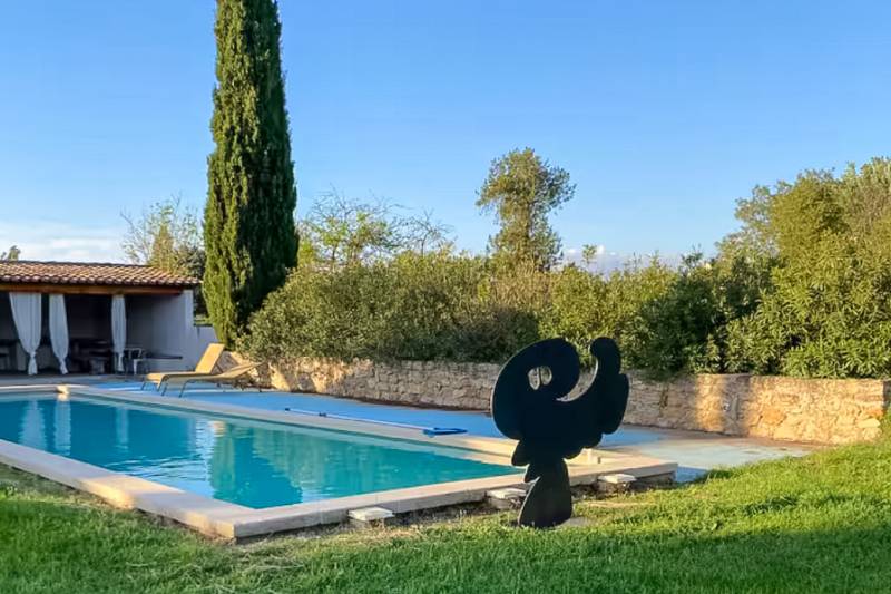 Located between Robion and Cavaillon, a renovated farmhouse in a quiet setting, featuring 8 bedrooms, including a 60 sqm, and 2 separate guesthouses, with a swimming pool and pool house.