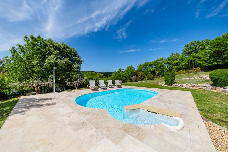 For sale in Saignon: an authentic, restored stone sheepfold with a swimming pool and stunning views of the Luberon.