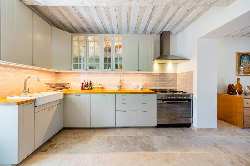 In Pernes-les-Fontaines, beautiful townhouse of over 200 square meters, fully renovated, combining Provençal charm and contemporary design.