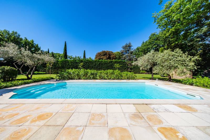 Exceptional property set in unspoiled natural surroundings with views of the Luberon, for sale in Gordes.