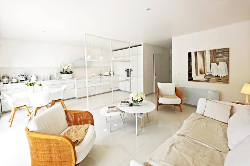 Nestled in a peaceful and unspoiled setting, in the heart of the highly sought-after village of Lagnes, this elegant property has been renovated in a contemporary style.
