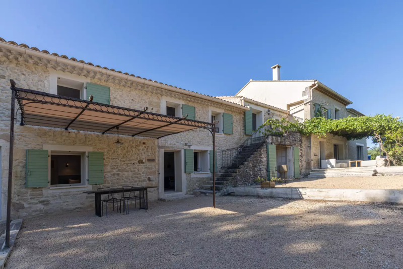 Estate with guesthouses