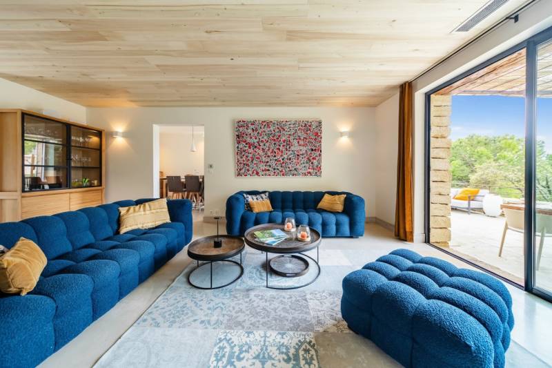 For rent just a few minutes’ walk from the center of Gordes, five-bedroom stone house with bastidon, swimming pool and views.