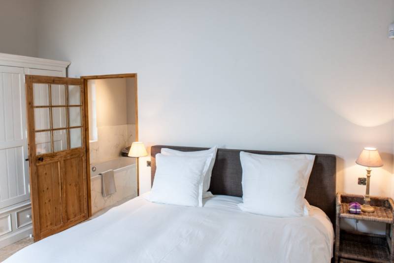 Holiday rental in Gordes, beautiful stone house with infinity pool and views over the Luberon valley and the mill.