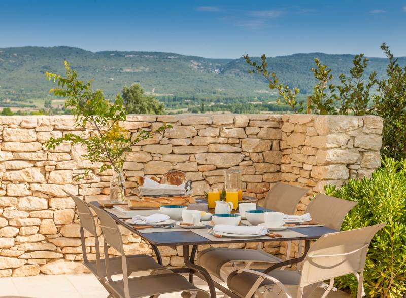Holiday rental in Gordes, beautiful stone house with infinity pool and views over the Luberon valley and the mill.