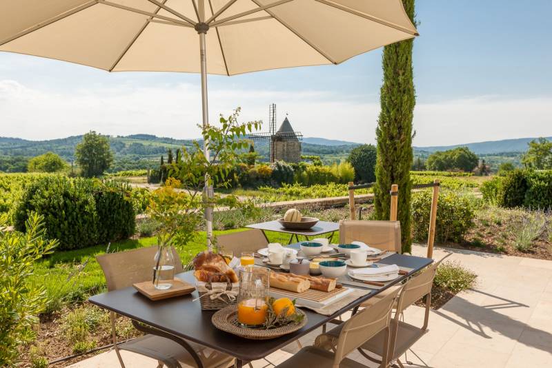 Holiday rental in Gordes, beautiful stone house with infinity pool and views over the Luberon valley and the mill.