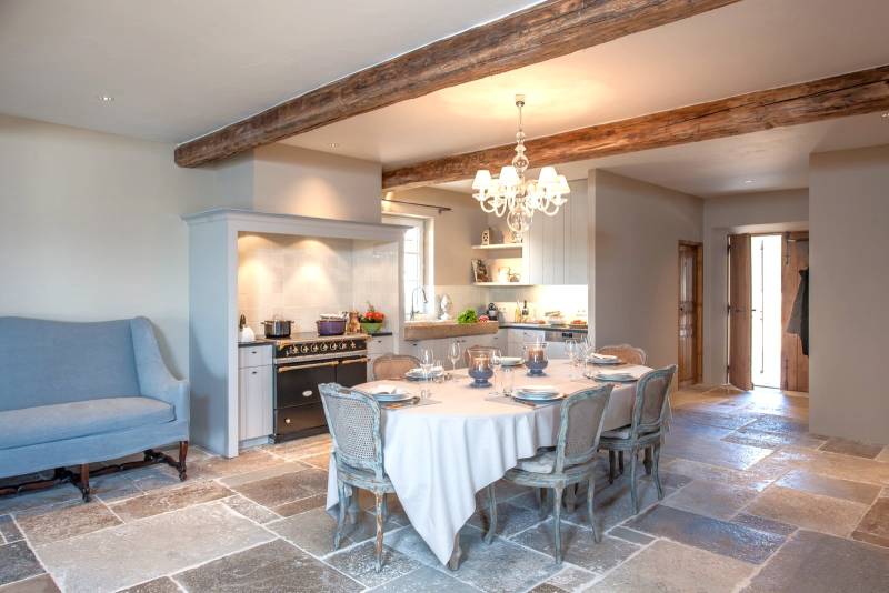 Holiday rental in Gordes, beautiful stone house with infinity pool and views over the Luberon valley and the mill.