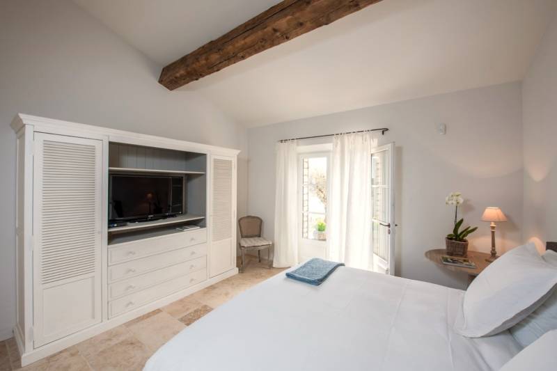 Holiday rental in Gordes, beautiful stone house with infinity pool and views over the Luberon valley and the mill.