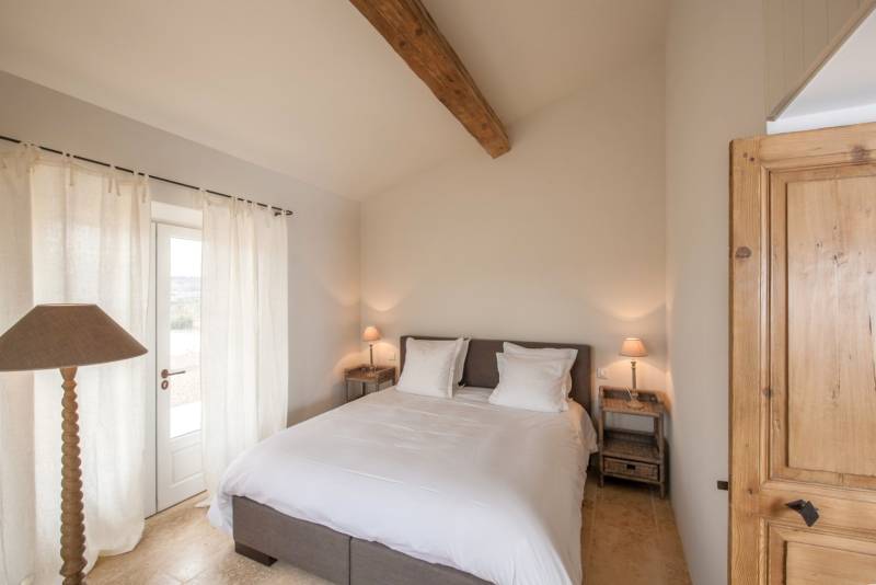 Holiday rental in Gordes, beautiful stone house with infinity pool and views over the Luberon valley and the mill.