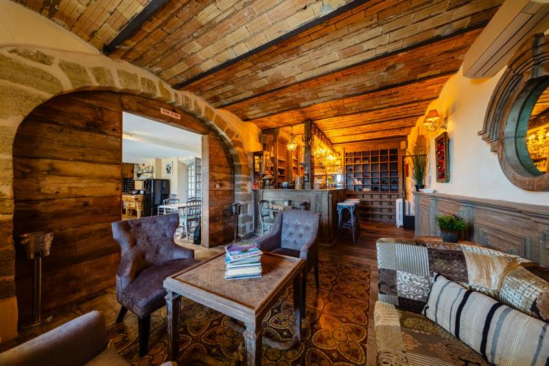 Cosy salon with bar