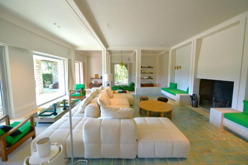 Architect-designed house in the heart of a 9-hectare estate in the Luberon