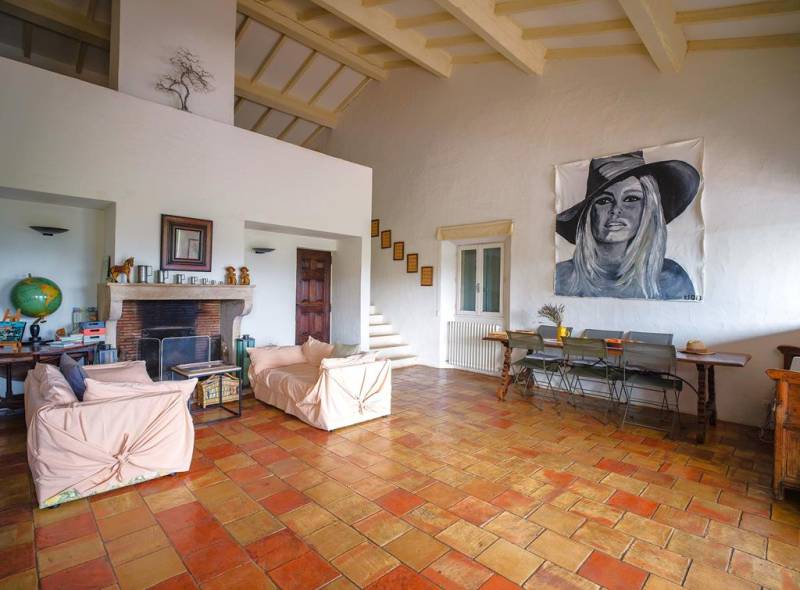 Near Gordes, beautiful stone property with outbuilding, swimming pool and terraces, offering panoramic views over the Luberon.