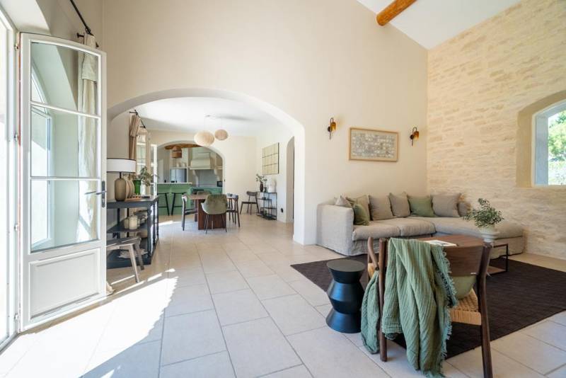 A few minutes from the center of the village of Gordes, renovated stone house with swimming pool in a quiet neighborhood.