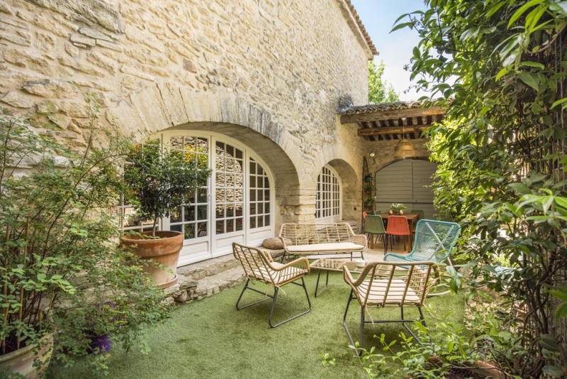 Character property of nearly 320 m² with courtyard, swimming pool and independent 135 m² apartment in Lagnes.