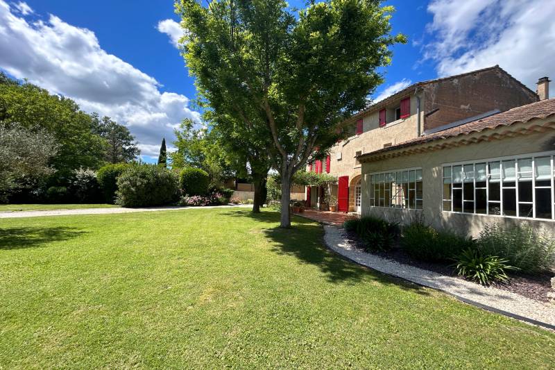 Velleron - Country house with outbuildings and swimming pool