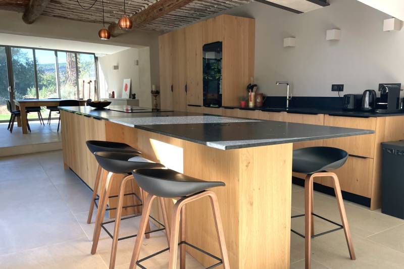 For rent, renovated 19th-century Magnanerie with high-end amenities and heated pool for your holidays in a charming hamlet close to Saint-Saturnin-lès-Apt.