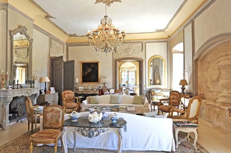 To rent for exceptional holidays, luxurious property in the heart of the St Lambert forest with pool and tennis.