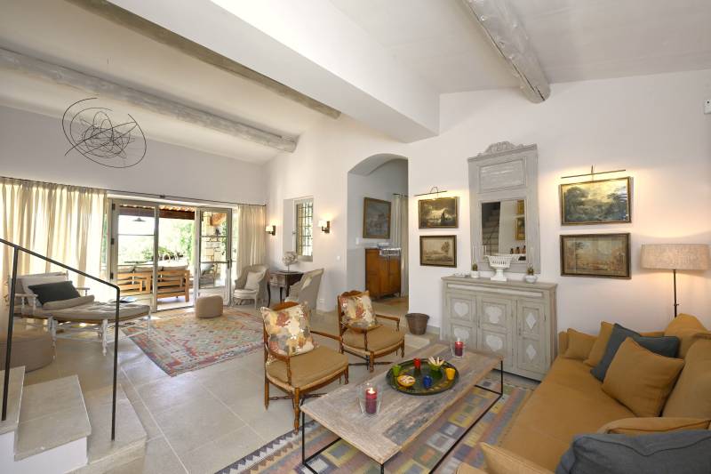 For rent in Gordes, elegant stone property with swimming pool, tennis court and multisport ground within walking distance of the village.
