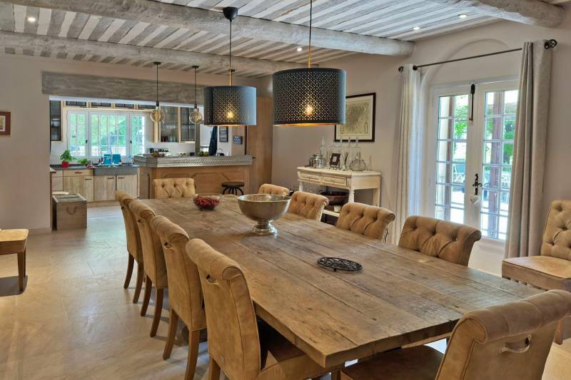 Holiday rental of an exceptional property with views of Mont Ventoux, swimming pool and fully equipped pool house.